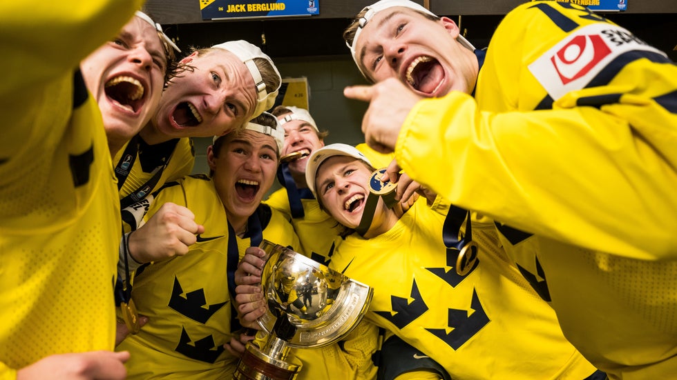Svenskt guldjubel signerat Alfons Freij, Liam Danielsson, Leo Sahlin Wallenius, Lucas Pettersson, Ivar Stenberg och William Håkansson.