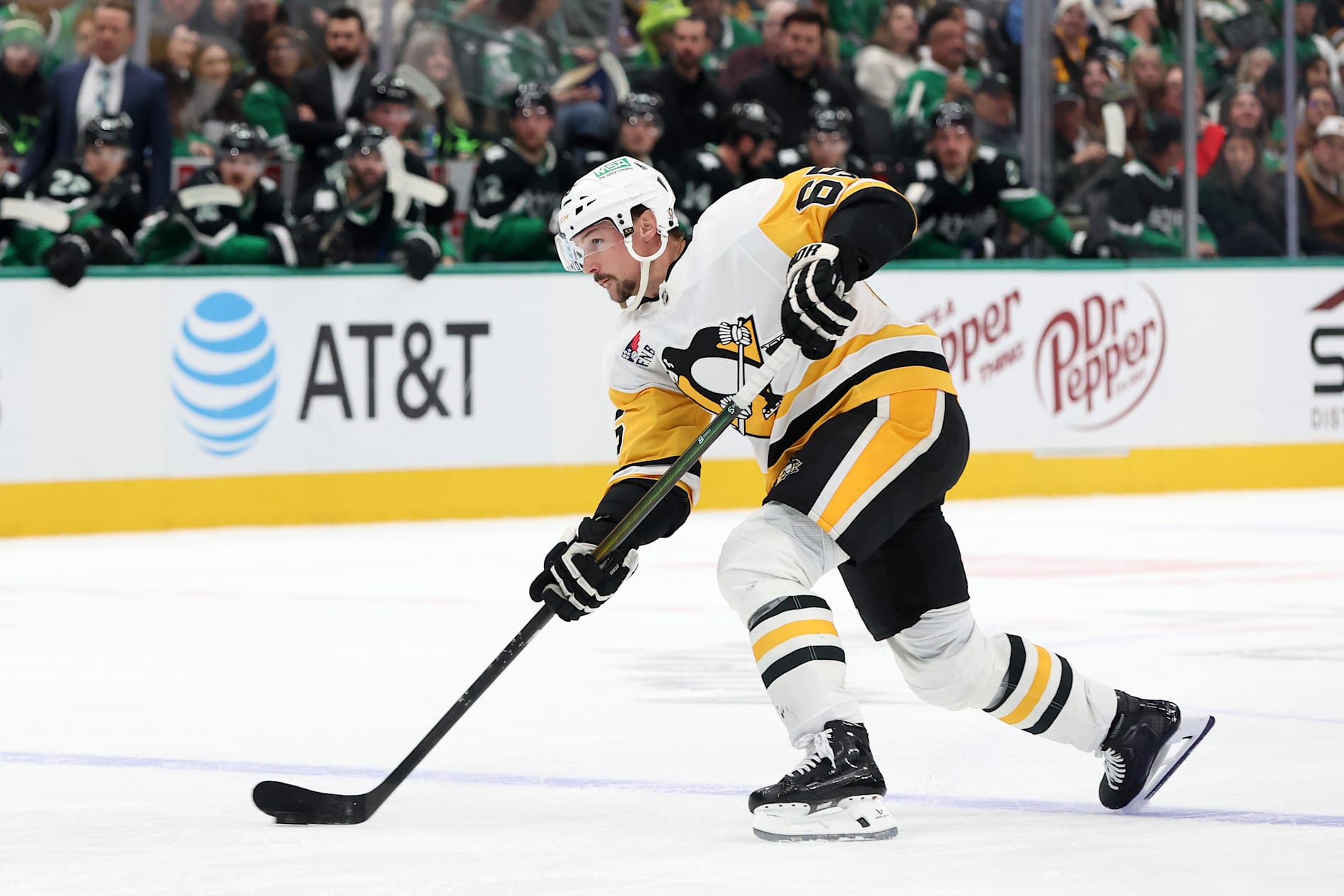 Erik Karlsson blir borta från spel. Arkivbild.