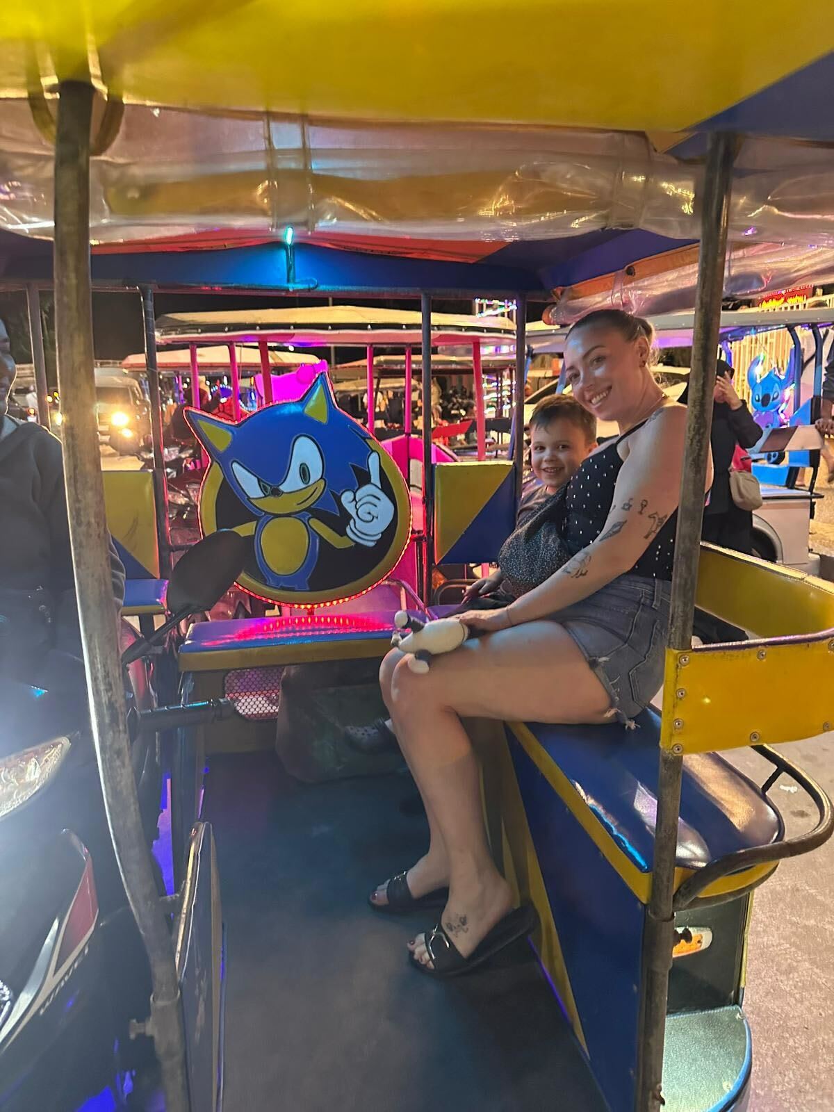 Adrian och mamma Sarah. Efter olyckan har flera gäster på hotellet satt upp lappar på glasdörrarna för att de ska bli mer synliga. 