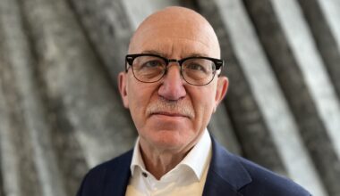 SKR:s ordförande Anders Henriksson (S): ”Vi måste steg för steg lämna minutstyrningen” 17 januari 2026 - Ekots lördagsintervju