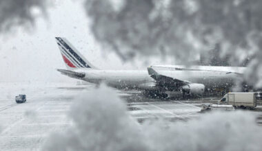 Dödsolyckor och störningar för flyget – snökaoset slår mot hela Europa