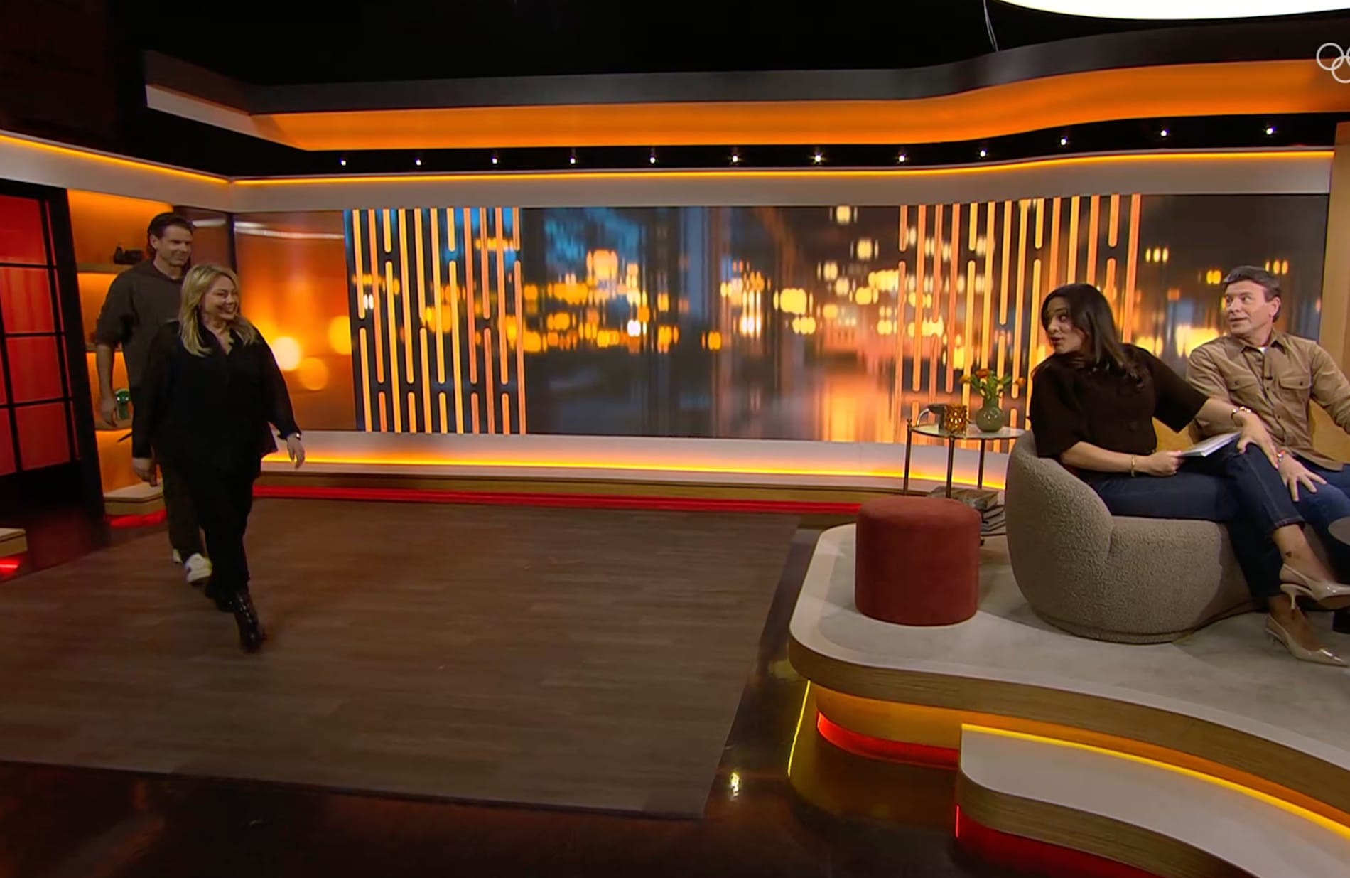 Alex Schulman och Helena Bergström på väg till intervjusofforna. 