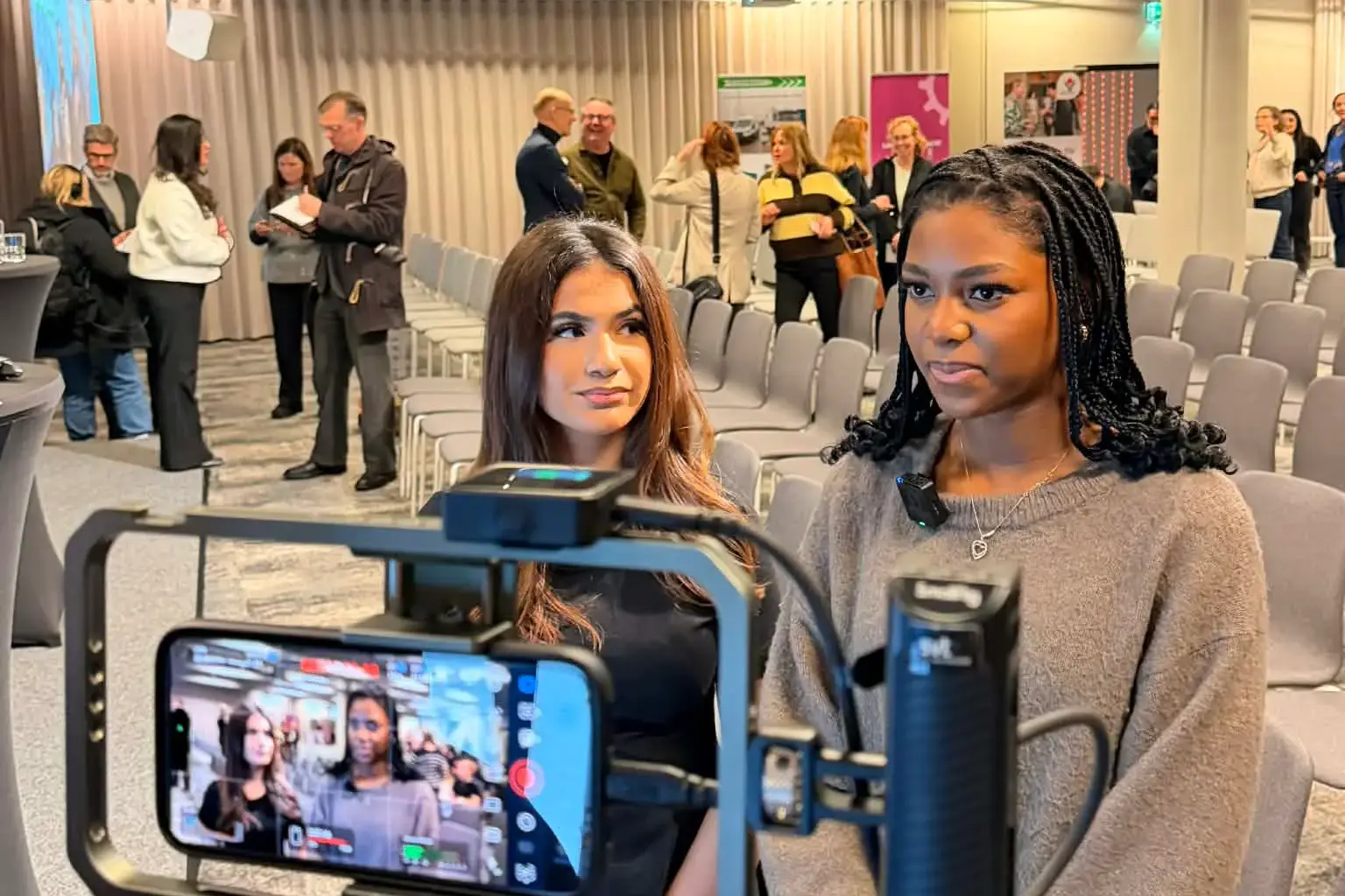 Yasmin och Stacy, elever på kickoff om SAO-jobb