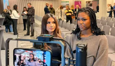 Yasmin och Stacy, elever på kickoff om SAO-jobb