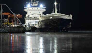 Två anhållna på skepp misstänkt för kabelbrott