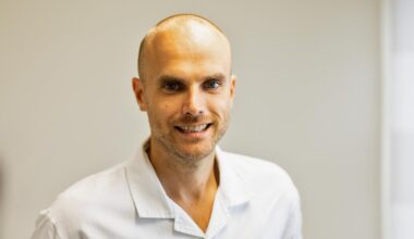 Man i vita sjukvårdskläder.