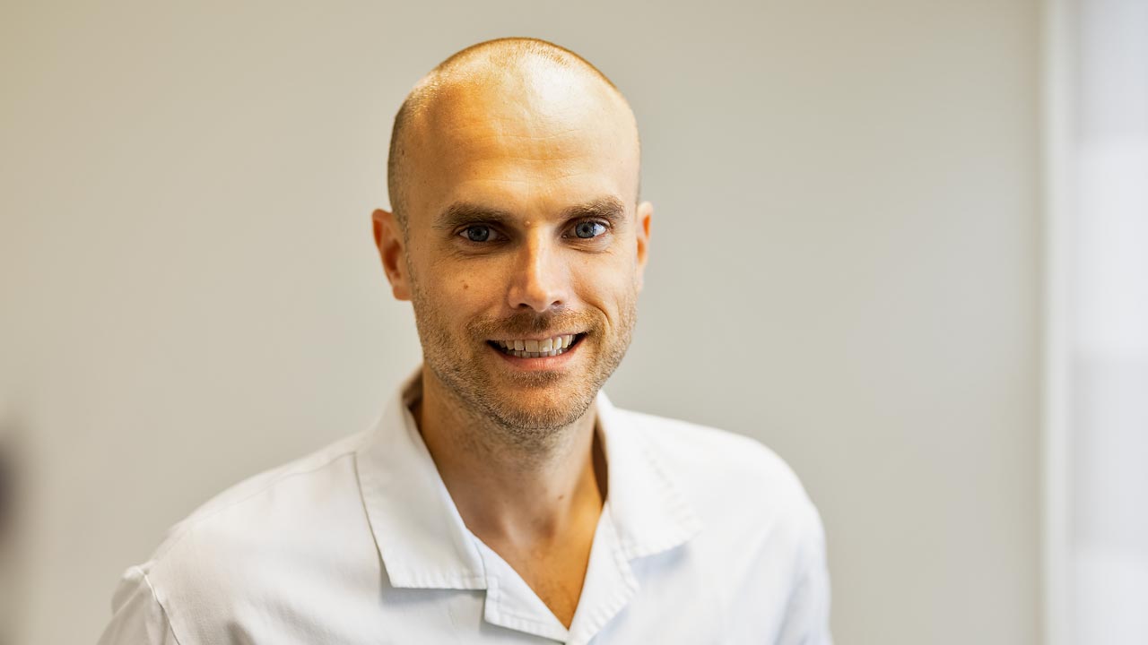 Man i vita sjukvårdskläder.