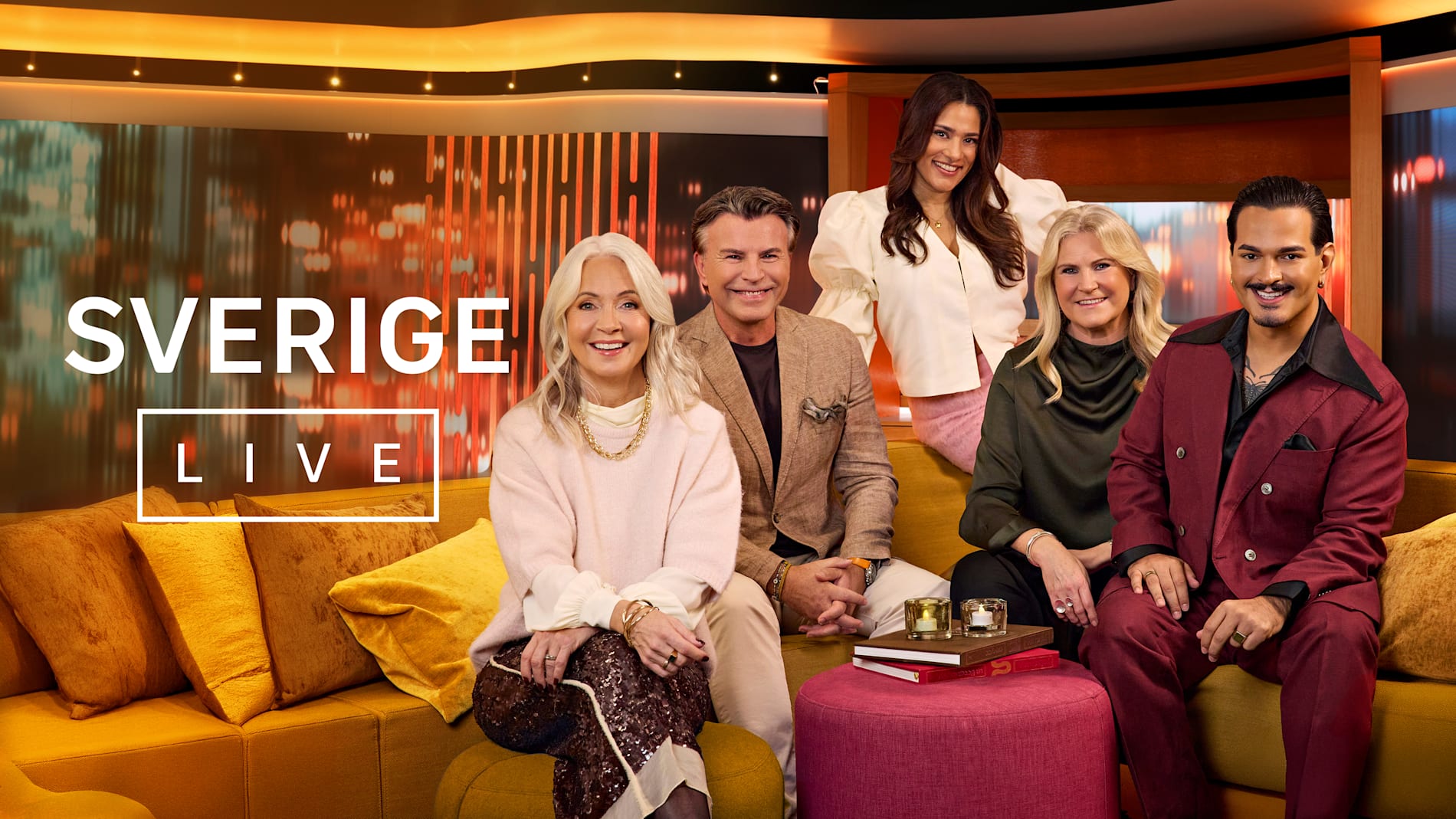 Pernilla Månsson Colt, Jovan Radomir, Farah Abadi, Camilla Kvartoft och Alex Letic är programledare för ”Sverige live”. 