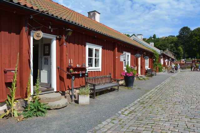 Gästlägenheten ligger i Smedbyn i Huskvarna. Så här fina är omgivningarna under sommarmånaderna.