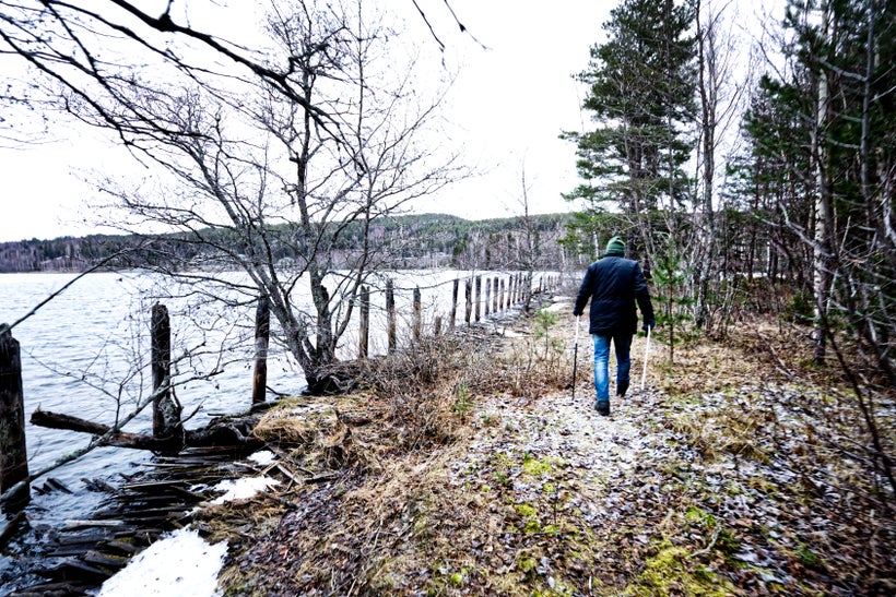 Landskapet i Nyadal präglas fortfarande av sågverkstiden. Åke Fäktenmark promenerar förbi rester av den gamla kajen. 