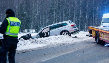 Bilar i diket utanför Tenhult – skulle köra om plogbil