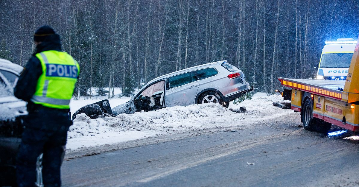 Bilar i diket utanför Tenhult – skulle köra om plogbil