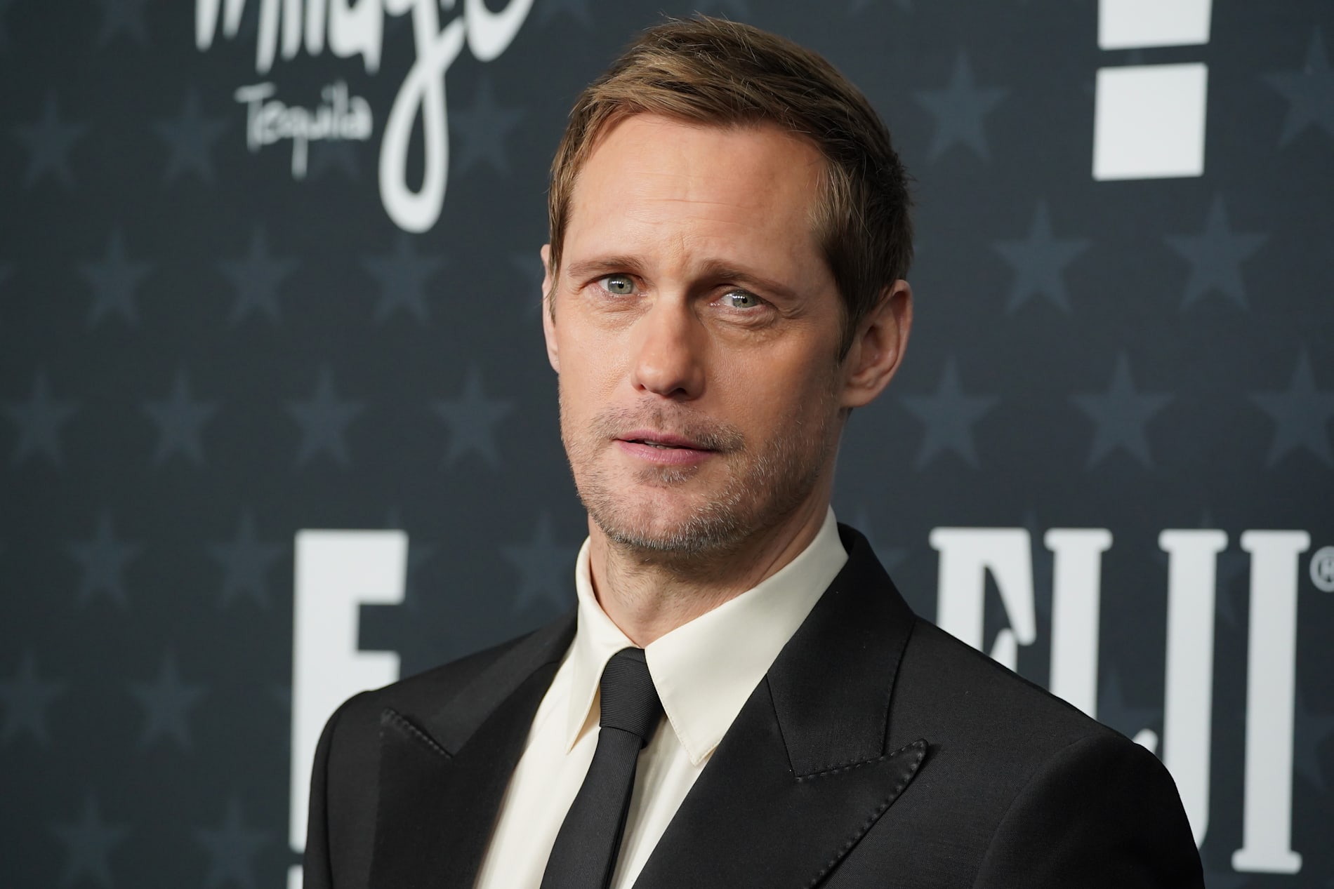 Alexander Skarsgård ska vara värd för "Saturday night live".