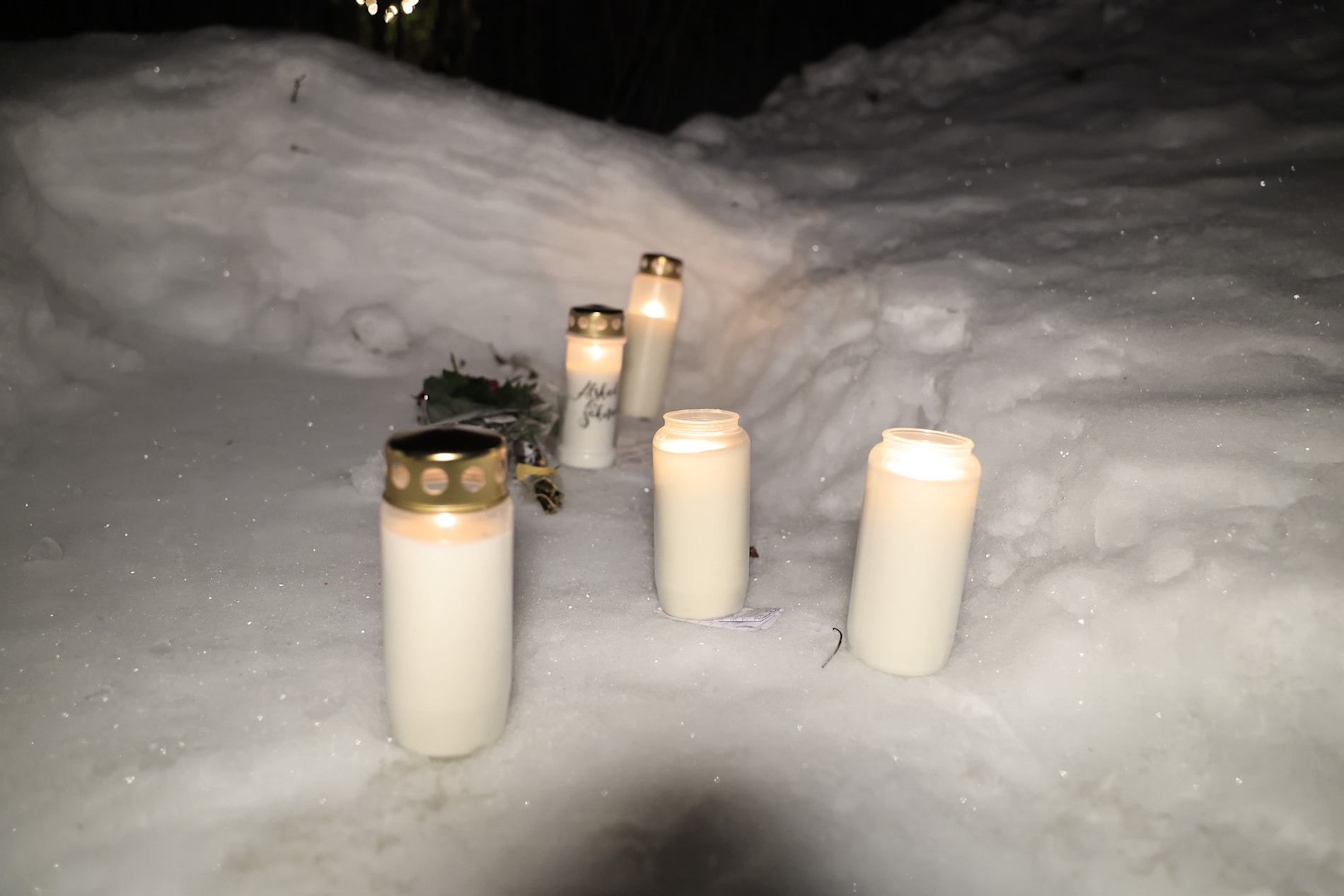 Ljus i snön efter vansinnesdådet i Boden.