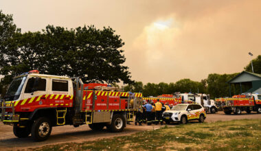 En person död i skogsbranden – hittades i bil