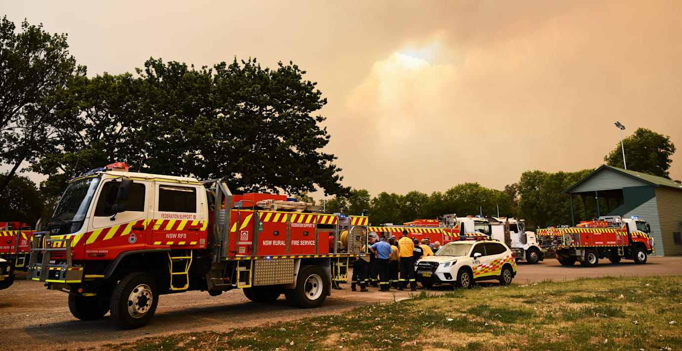En person död i skogsbranden – hittades i bil