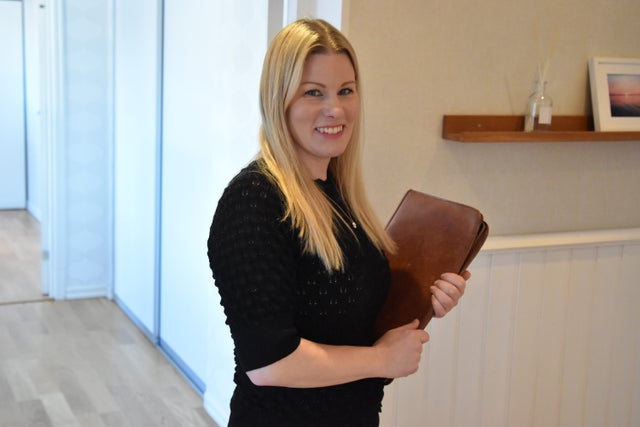 Tina Högberg, mäklare på LF Jönköping, spår en ljusare bostadsmarknad 2026.