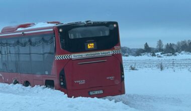 Buss blåste av vägen
