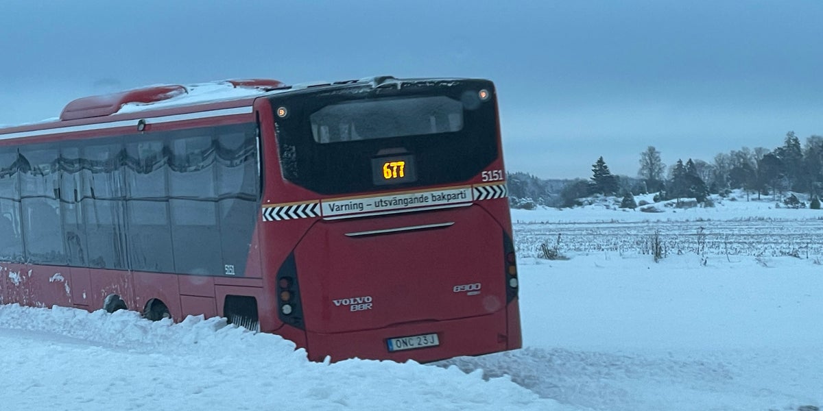 Buss blåste av vägen