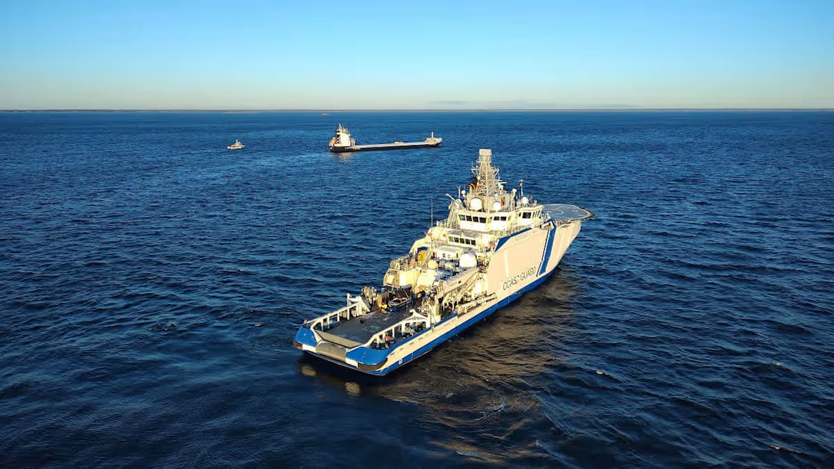 Fartyget Fitburg, i bakgrunden, har beslagtagits av finska myndigheter.