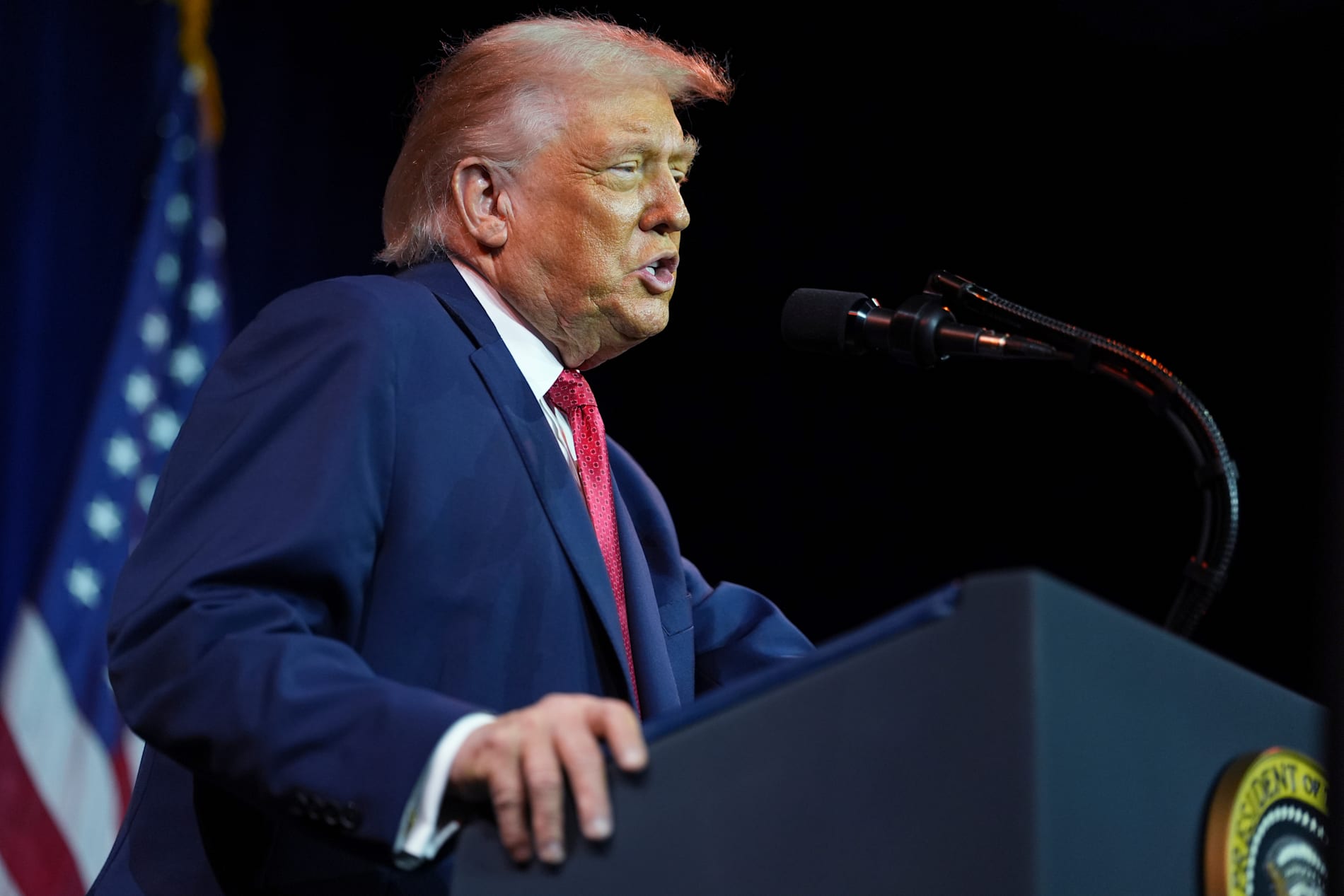 USA:s president Donald Trump säger i en intervju att han inte anser sig vara bunden av folkrätten. Arkivbild.