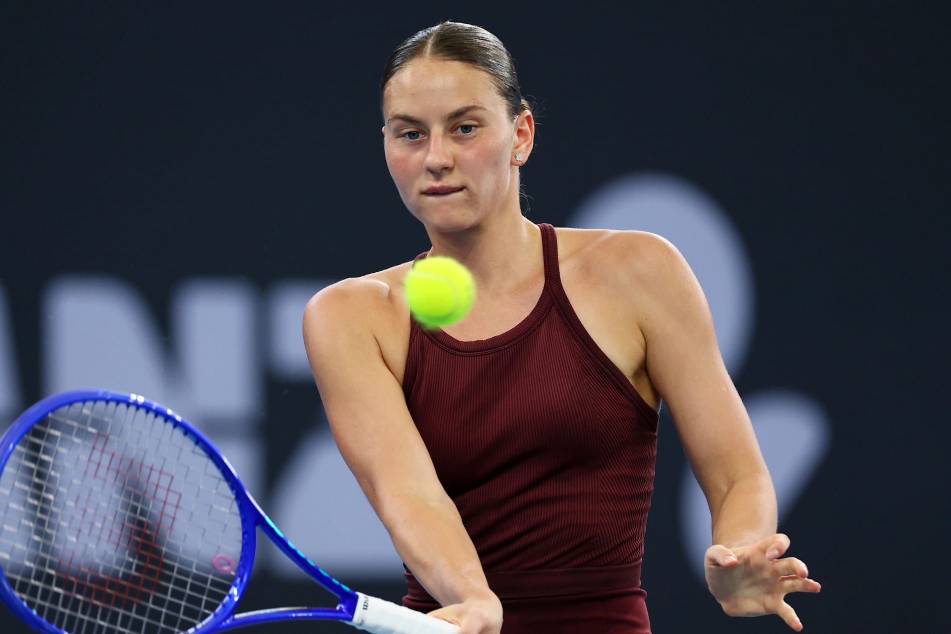 Ukrainskan Marta Kostjuk under söndagens final i Brisbane, Australien, mot Aryna Sabalenka, Belarus.