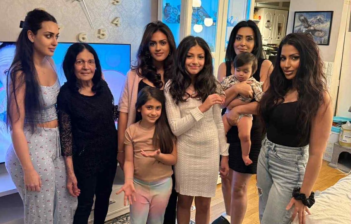 Farokhi omgiven av sina barn, barnbarn och barnbarnsbarn. 