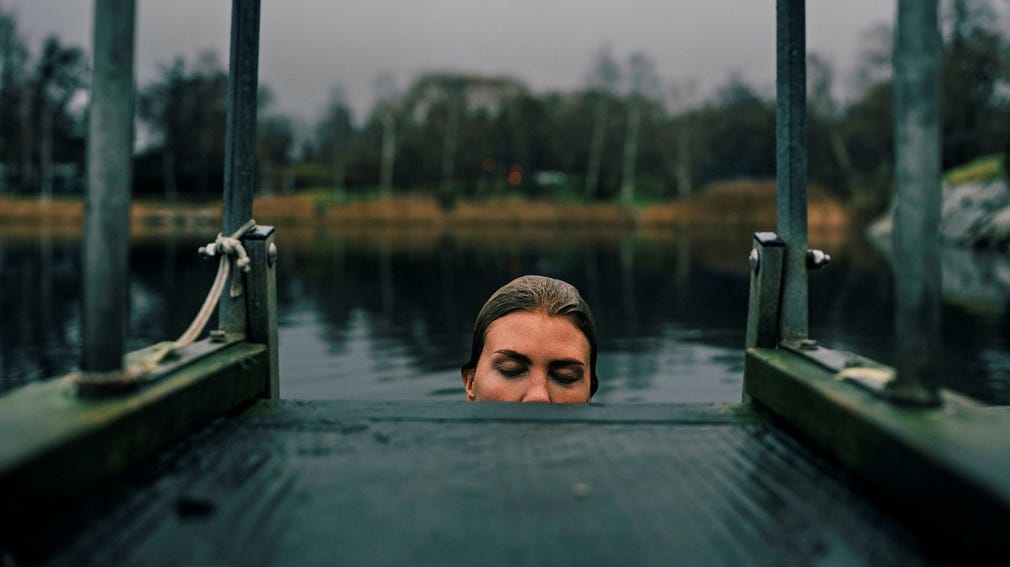 När Diana kallbadat i Brunnsviken får hon ofta en bra start på dagen. Det hjälper henne att reglera stamningen och hon kommer ner i varv.