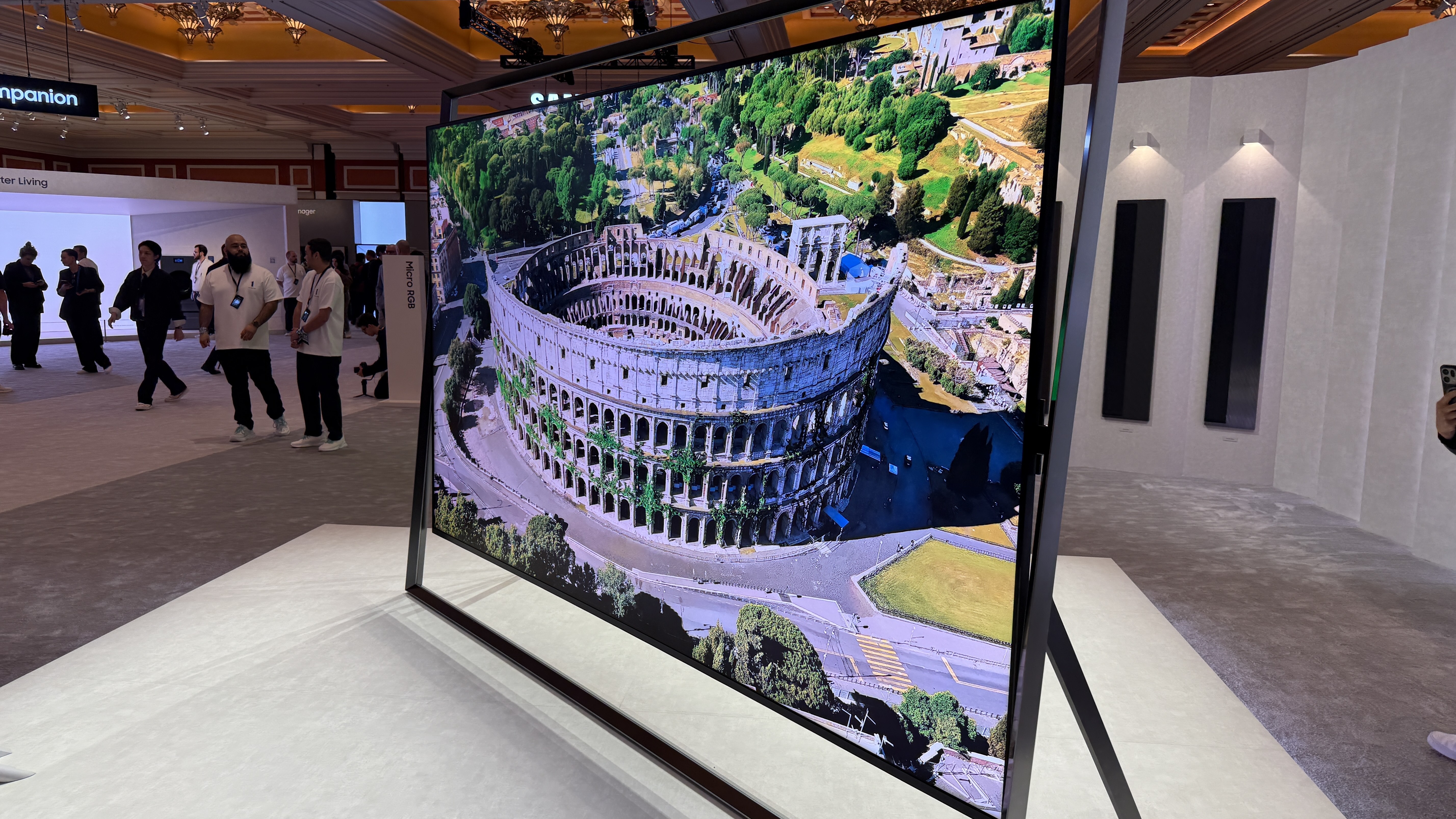 Samsungs Micro RGB-TV p&aring; CES 2026 visar bilder fr&aring;n Colosseum i Rom.