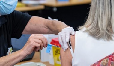 Regeringen river hinder för ett vaccinregister, skriver Jakob Forssmed