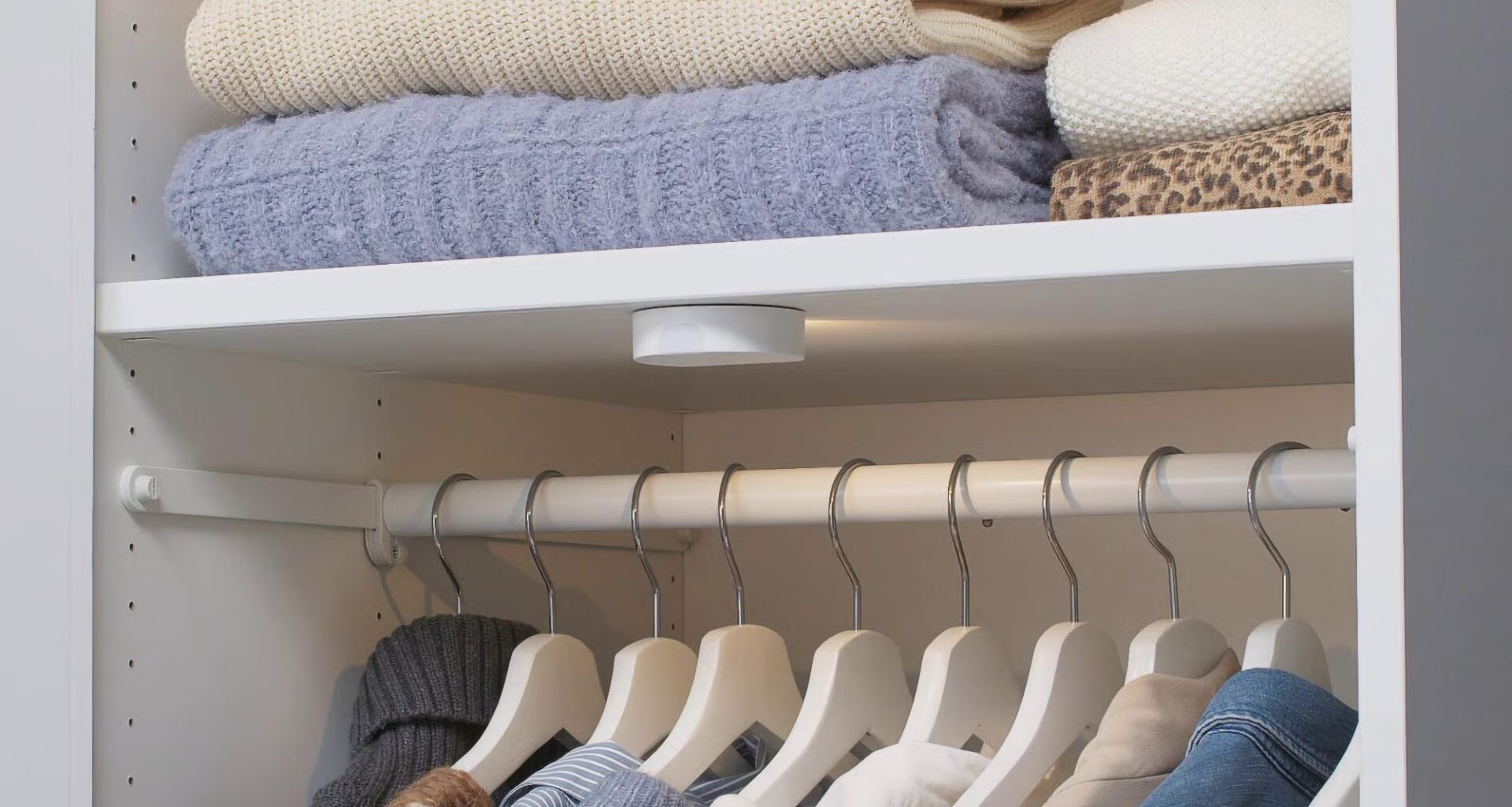 Ikeas nya lampa lyser upp garderoben billigt. Två Gömpyssling kostar bara 39 kronor.