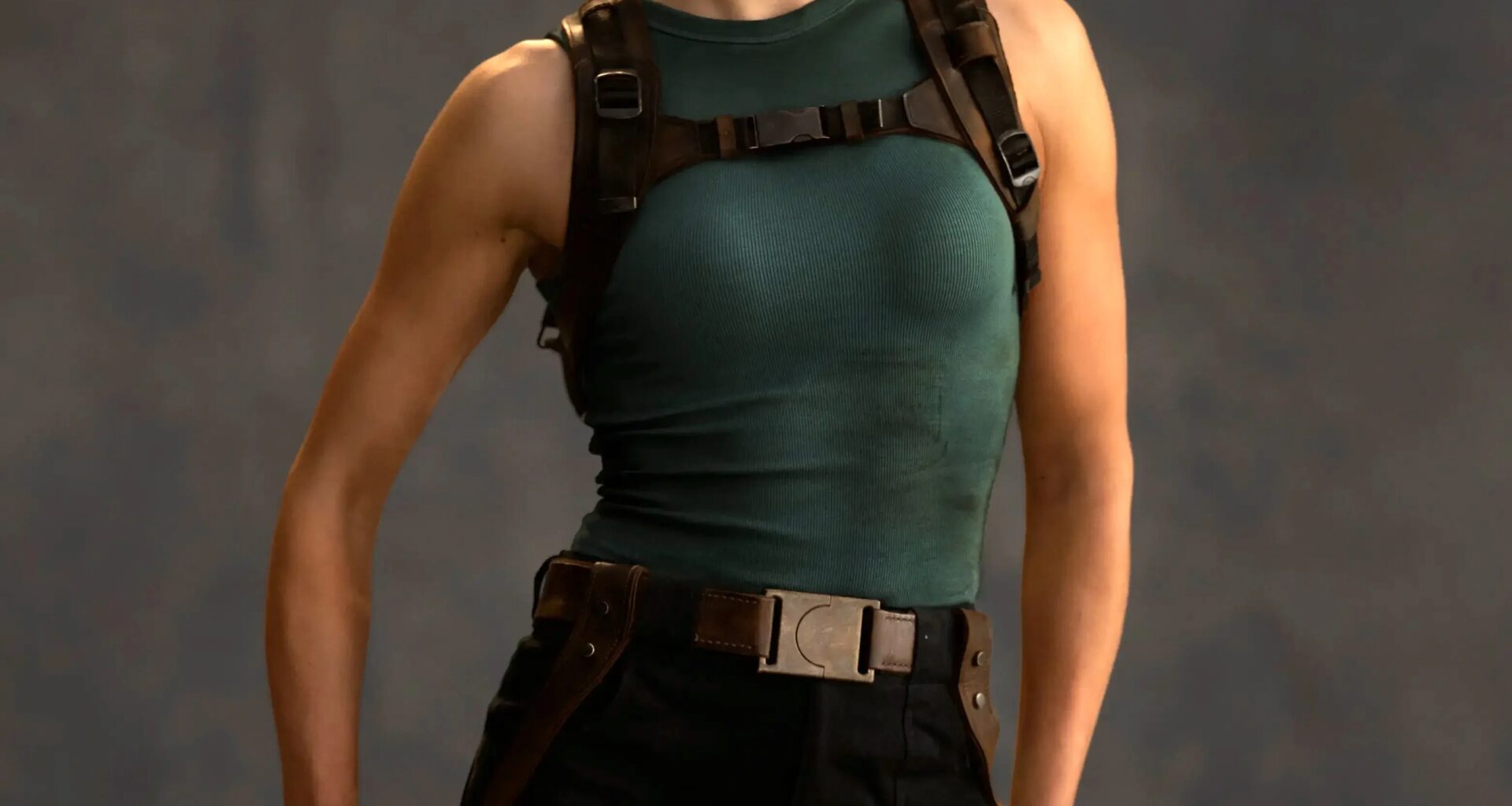 Första bilden på Sophie Turner som Lara Croft. Old school.