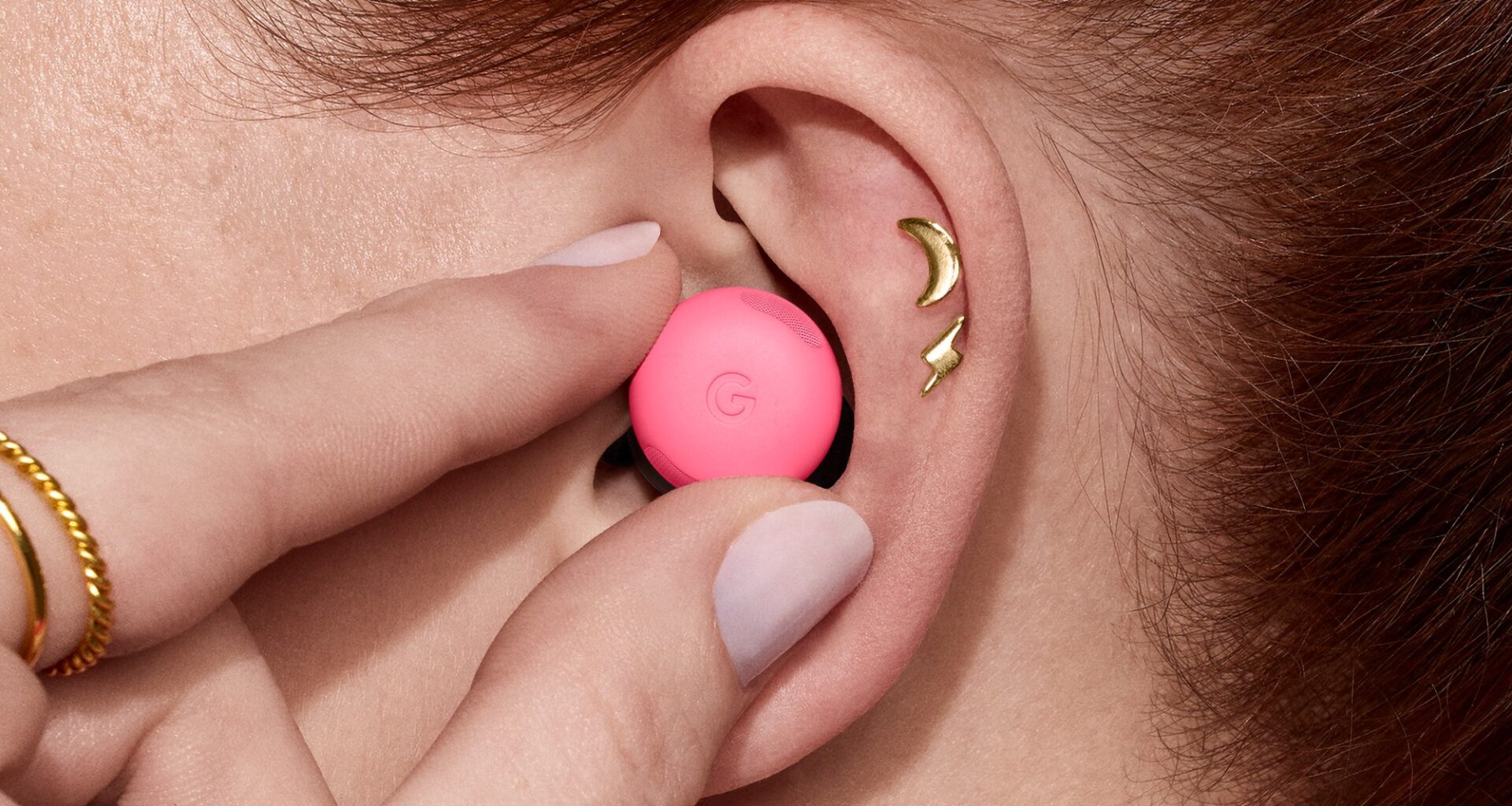 Populära hörlursmodeller kan kapas med nytt hack. Obehöriga kan spåra och avlyssna drabbade hörlurar.