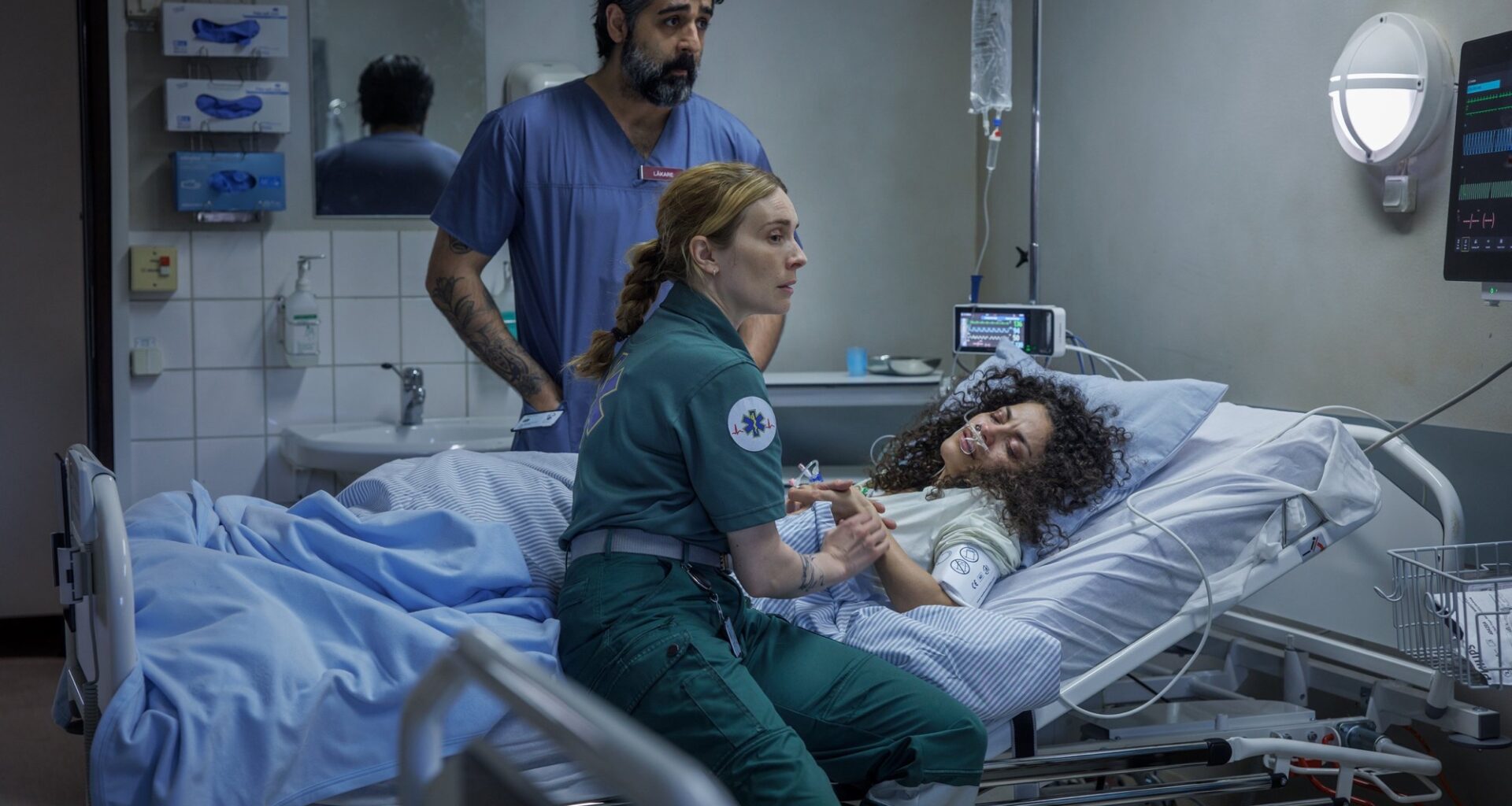 Ett Stockholm i kaos i Vaka. Jonas Karlsson i ny serie om dödlig sömnlöshet.