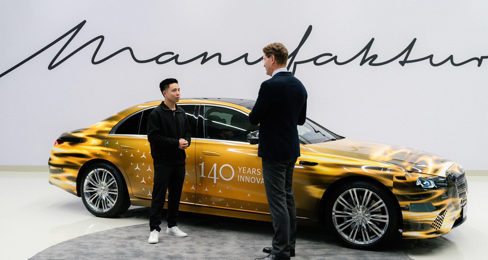 Svenska Mercedes-chefen kollar in nya S-klass. Kommer ha upplyst stjärna.