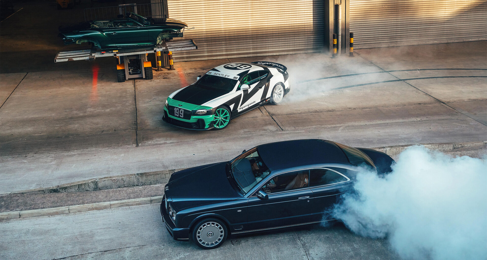 Bentley Supersports sladdar rejält i fabriken. Travis Pastrana tar en tur.