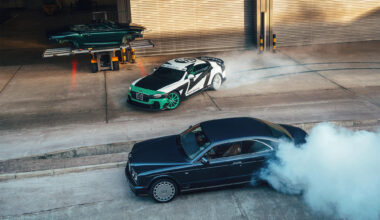 Bentley Supersports sladdar rejält i fabriken. Travis Pastrana tar en tur.