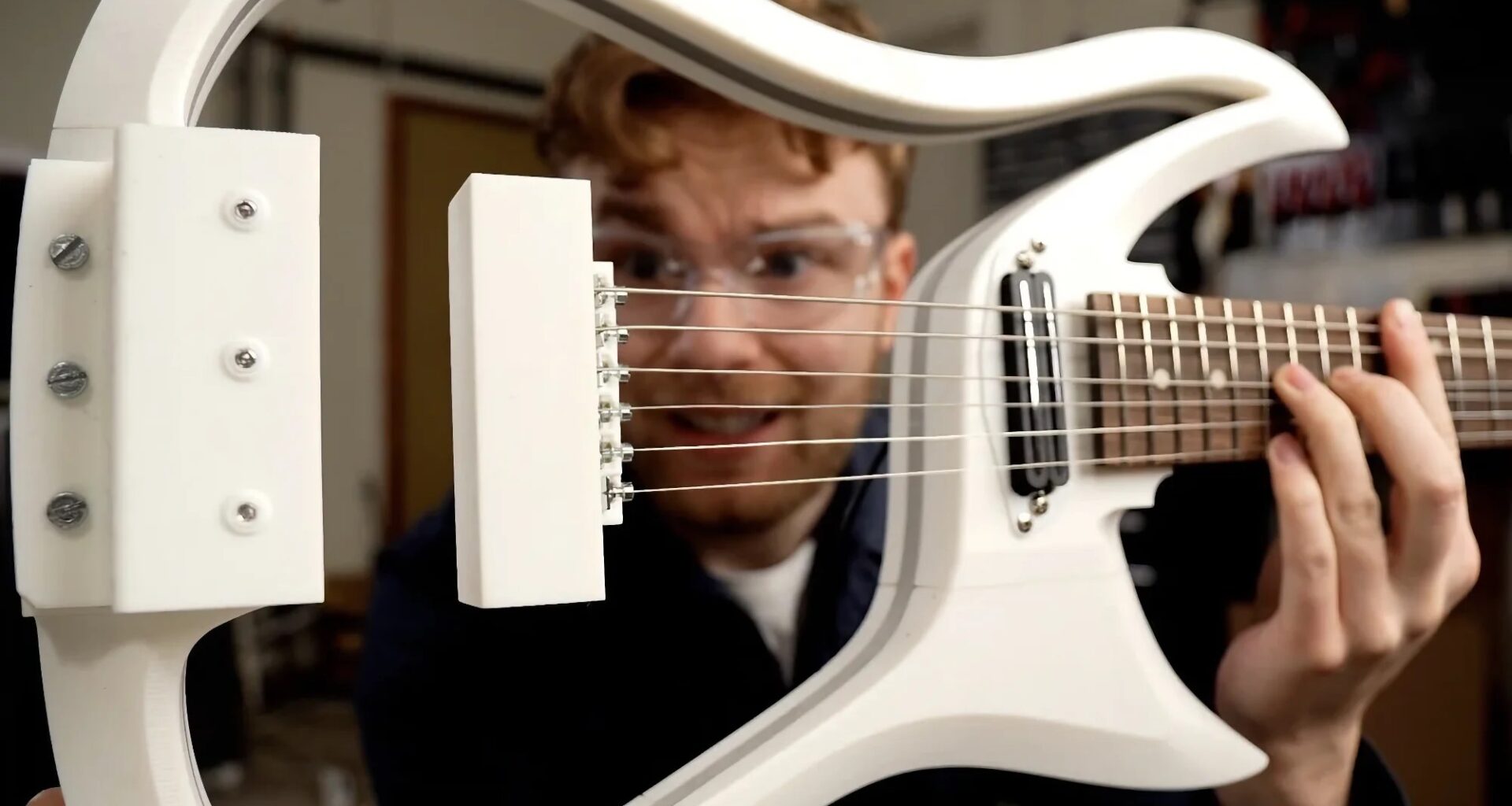 Kolla in gitarr med svävande strängar. Ballt hemmabygge från svenske Mattias Krantz.