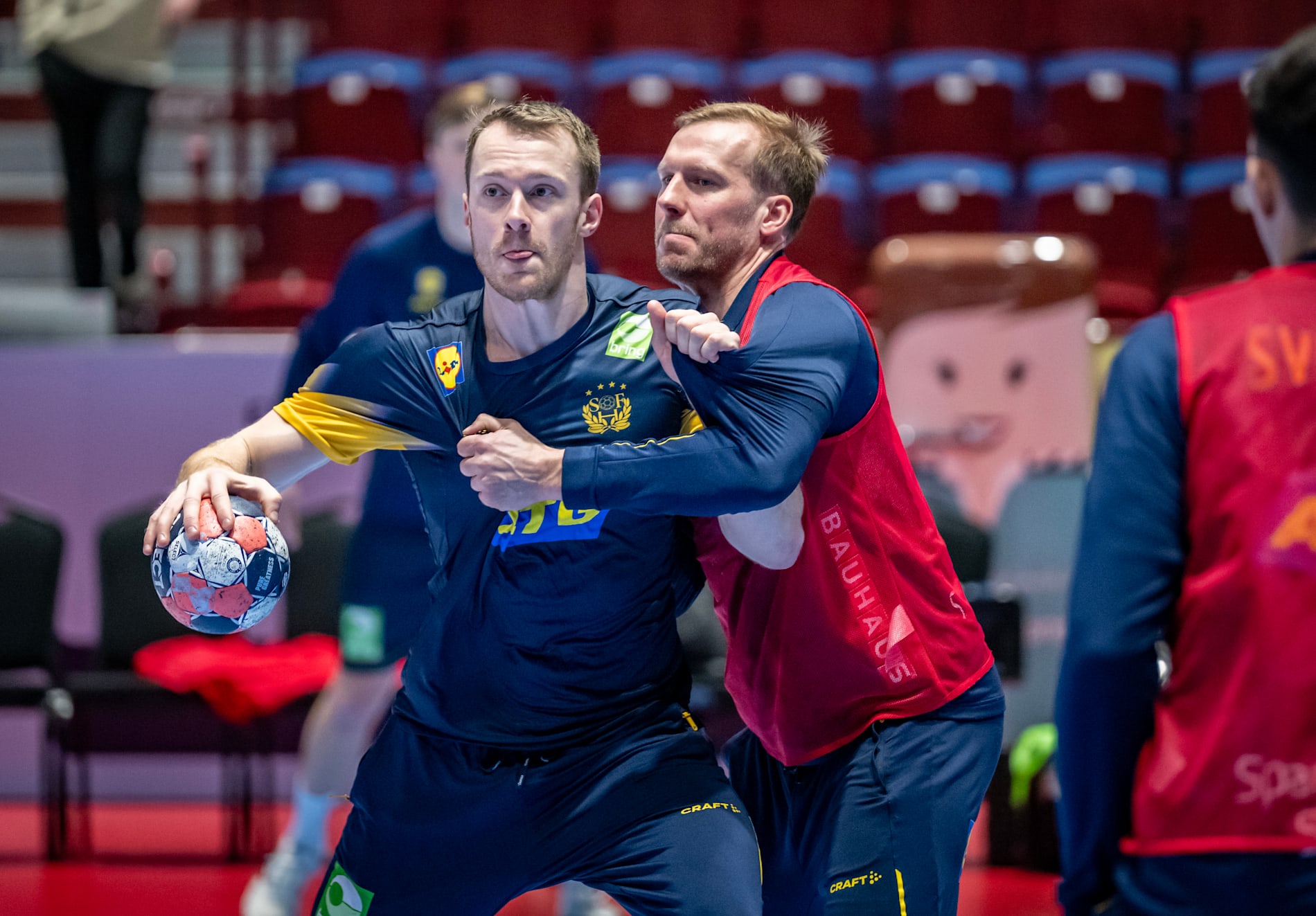 Felix Claar och Max Darj tränar inför EM-premiären mot Nederländerna.