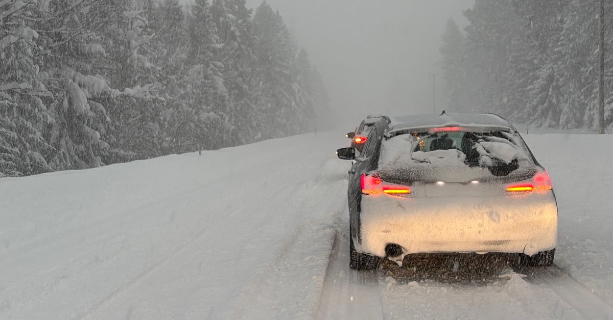 Lastbilar i krock – E4 norrut avstängd – Väder- och trafikläget i landet - SVT Nyheter