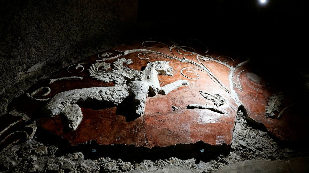 Villan kallas ”Griparnas hus” efter dekorationer i ett av rummen. Gripen är ett fabeldjur med ett huvud från en örn, kropp och bakben lejon, samt vingar.