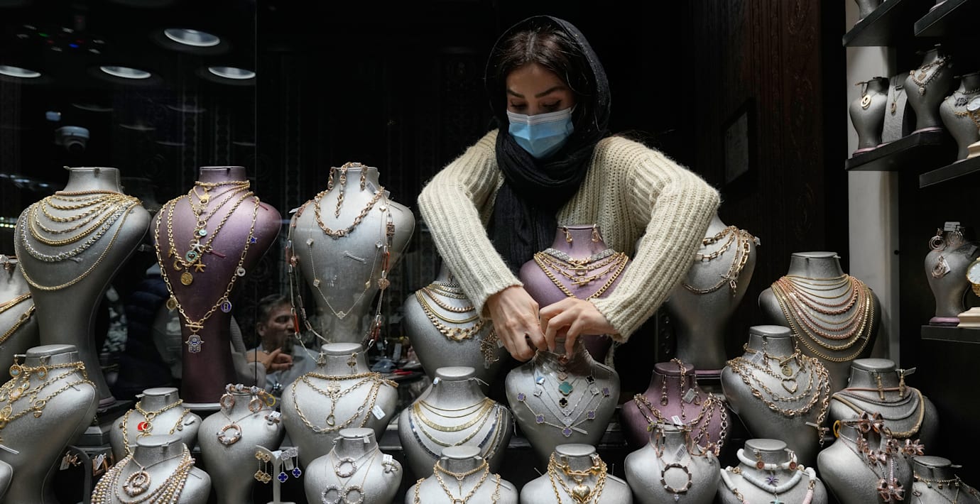 Nära 600 gripna under en veckas protester i Iran