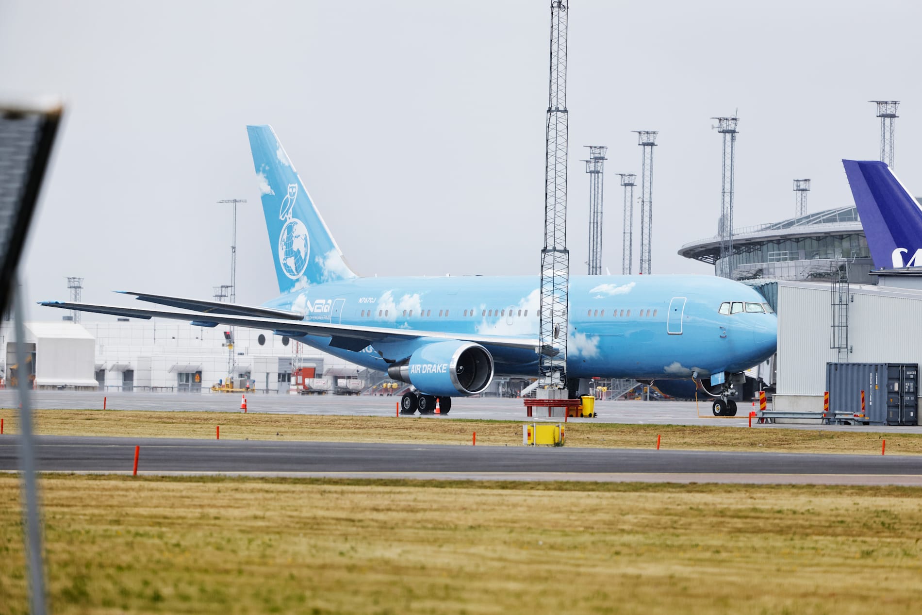 I juli 2022 landade artisten Drakes privatjet, en ombyggd Boeing 767, på Arlanda inför hans Sverigespelning. Planet var då värt nästan två miljarder kronor och Drake hade flera gånger visat upp det på Instagram.