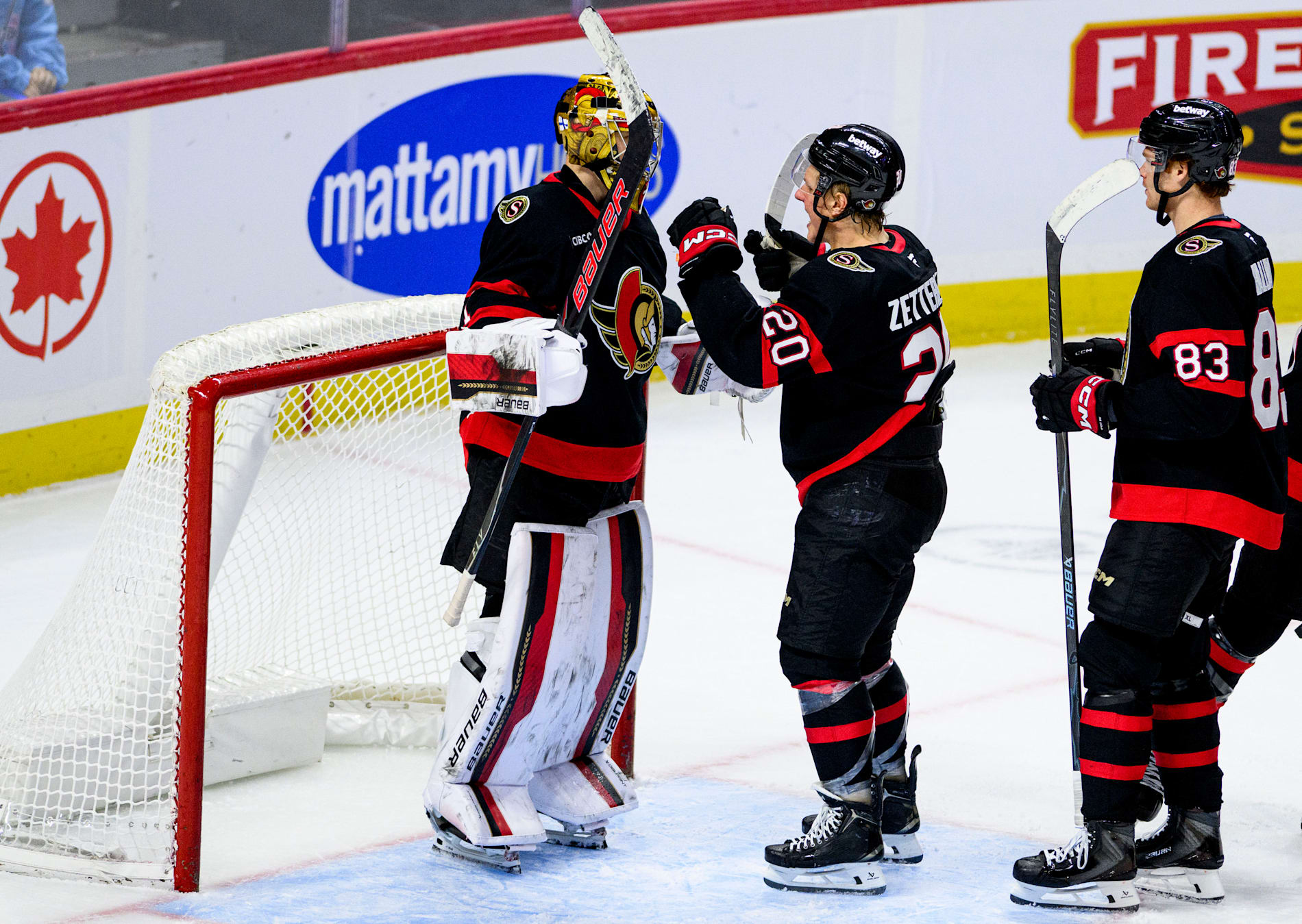 Fabian Zetterlund firar segern med målvakten Leevi Merilainen.