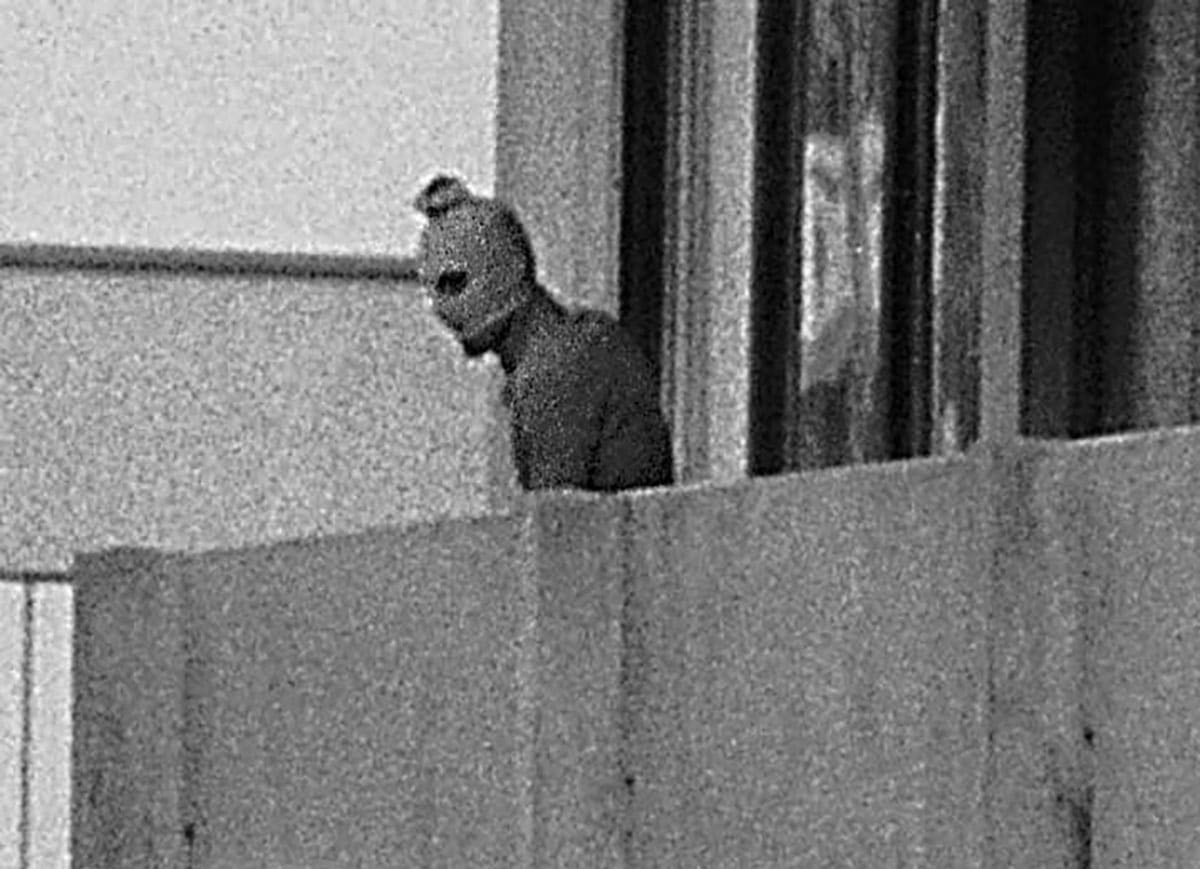 En maskerad terrorist från Svarta september vid OS i München 1972. 
