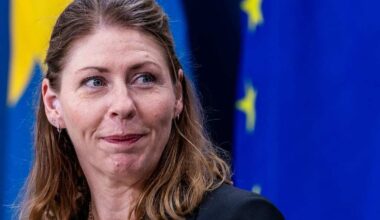 Sjukvårdsministern kallar till krismöte