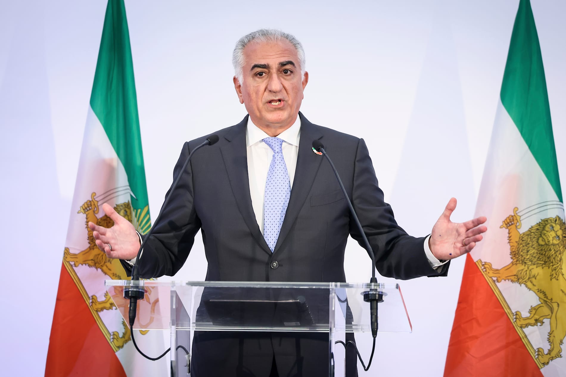 Kronprins Reza Pahlavi uppmanar iranierna att protestera.