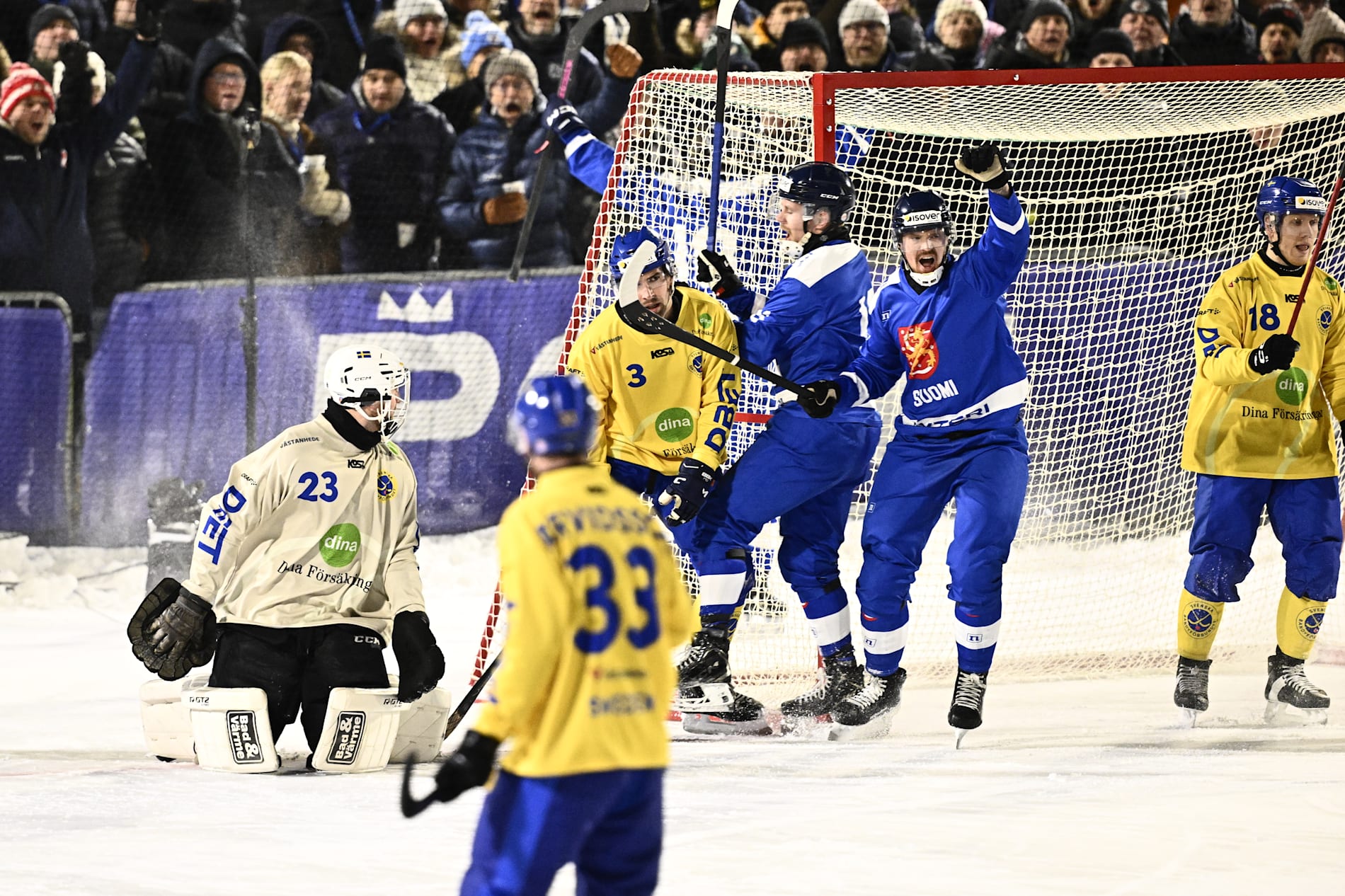 Finländskt jubel efter 3–3-målet i fredagens VM-match mot Sverige. Finland vann med 4–3.