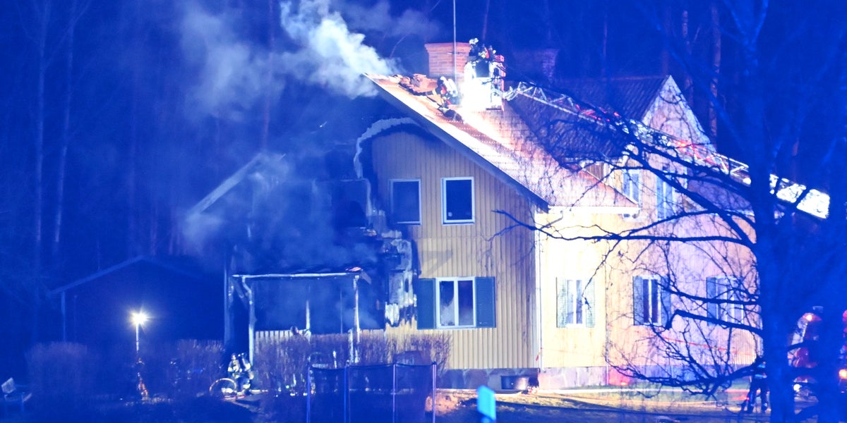 Kraftig husbrand utanför Nyköping – flera boende evakuerade