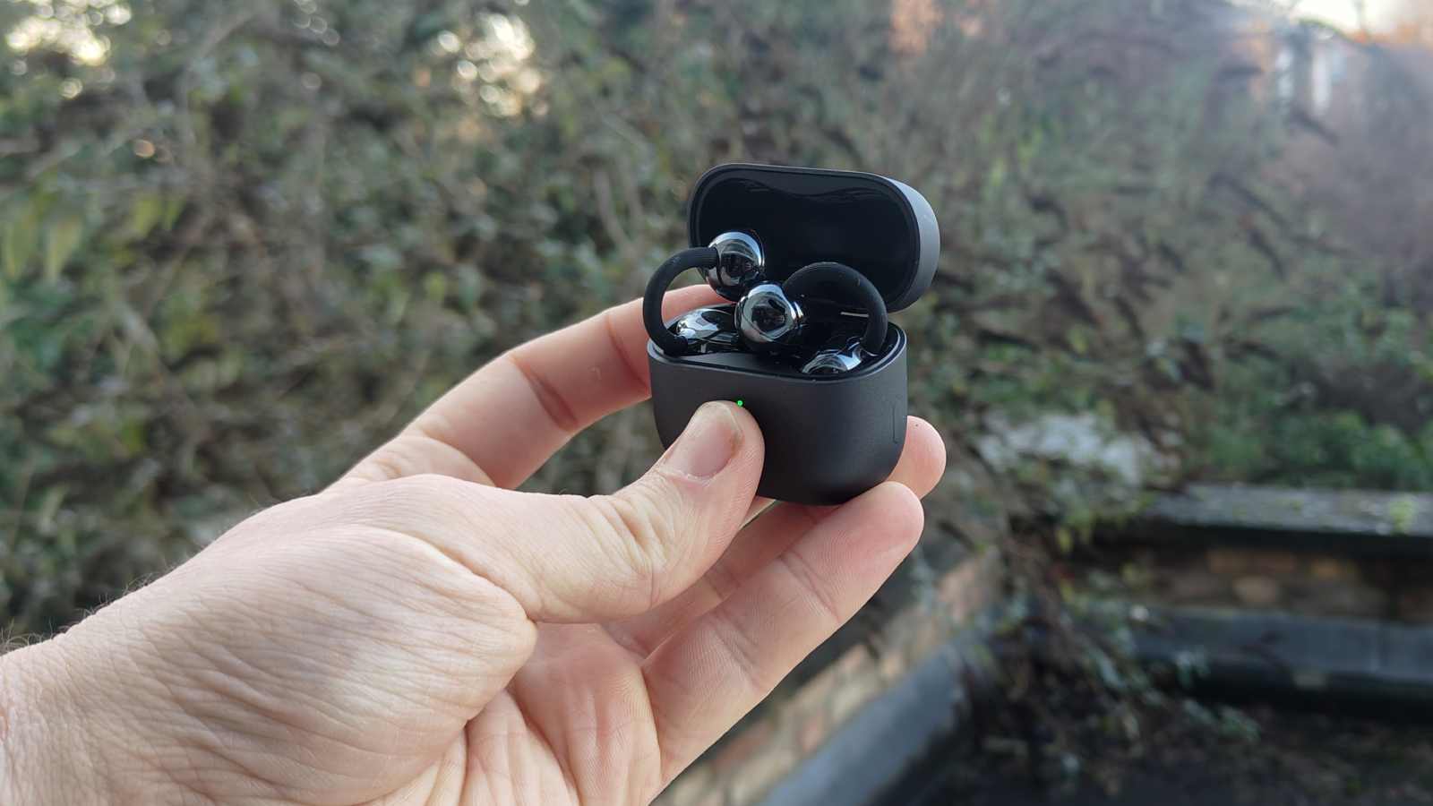 Huawei FreeClip 2 placerade fel i deras fodral.